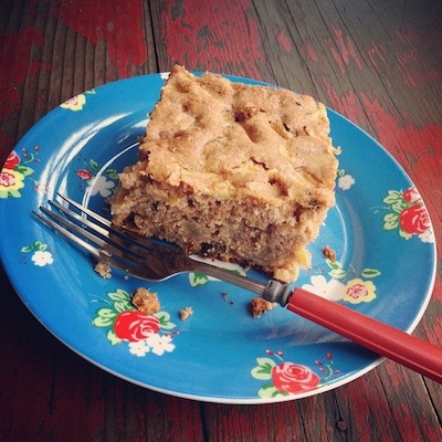 bolo de ma, rum e nozes