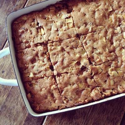 bolo de ma, rum e nozes