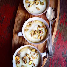 Mouhalabieh flan de gua de flor de laranjeira e pistache